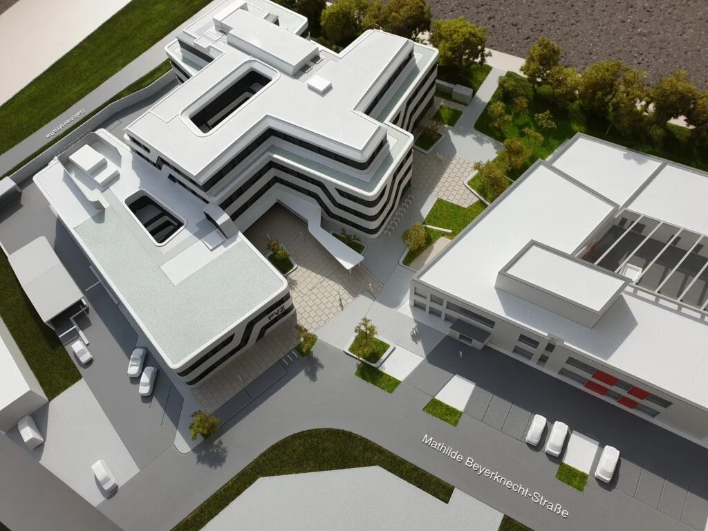 Architekturmodell Bürogebäude 1:200 – moderner Gewerbebau mit Fassadendetails, Straßen, Grünflächen und teils in Holz gefertigten Elementen.