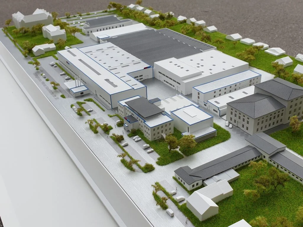 Industriemodell eines Fabrik- und Werksgeländes im Maßstab 1:500 – Architekturmodell mit Produktionshallen, Verwaltung und Zufahrten.