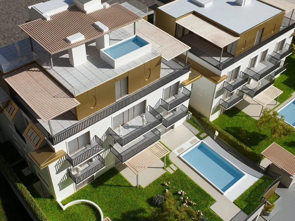 Verkaufsmodell einer Wohnanlage mit Balkonen, Dachterrasse und Pools – hochwertiges Immobilienmodell für Präsentationen.