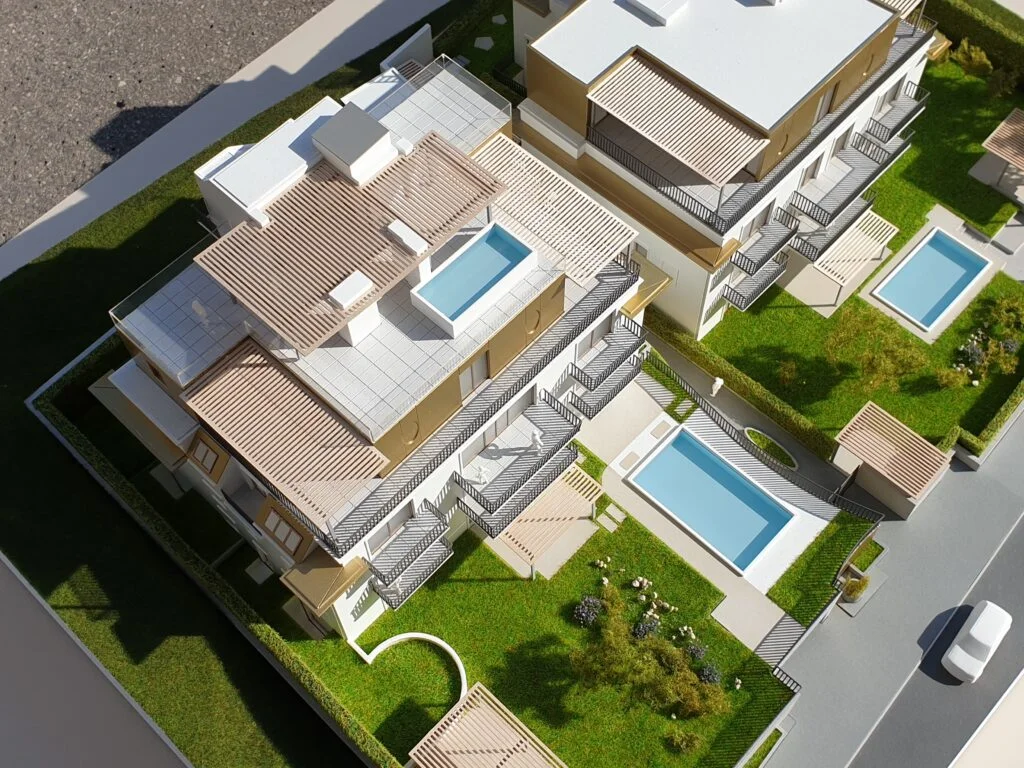 Architekturmodell 1:100 – modernes Wohnhaus mit Pools, Dachterrassen und Grünflächen, hochwertig und präzise gefertigt.