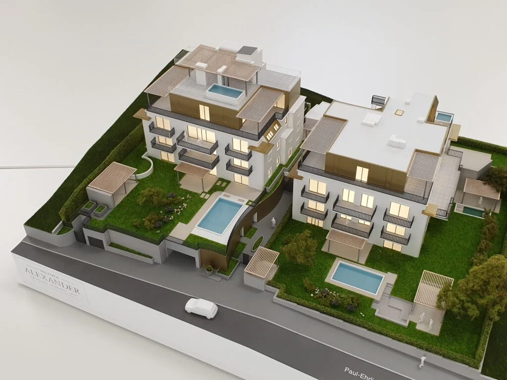 Architekturmodell Villenanlage – Immobilienmodell mit Beleuchtung, Pools, Terrassen und hochwertiger Außenanlage.