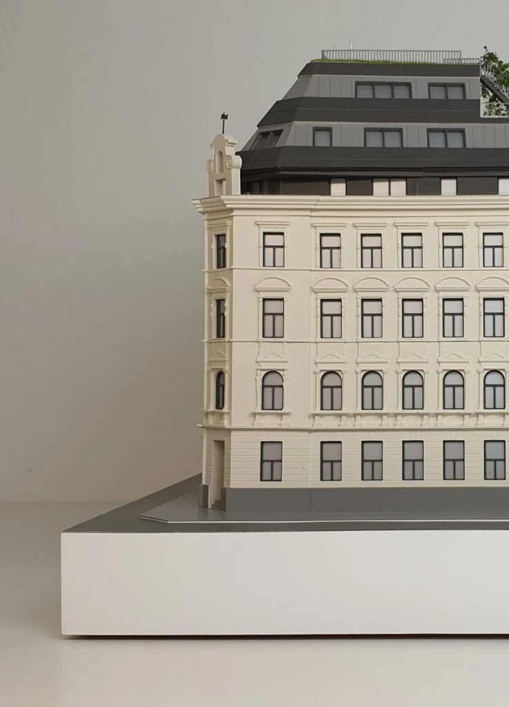 Architekturmodell – Immobilienmodell im Maßstab 1:100, Altbau mit Fassadendetails, Balkonen, aufgestocktem Dachgeschoss und moderner Dachterrasse.