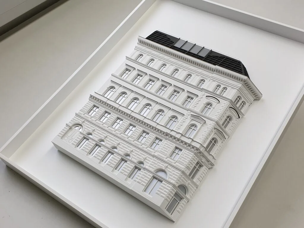 Geschenkidee Architekturmodell – Fassade eines historischen Hauses als 3D-Relief in weißer Präsentationsbox.