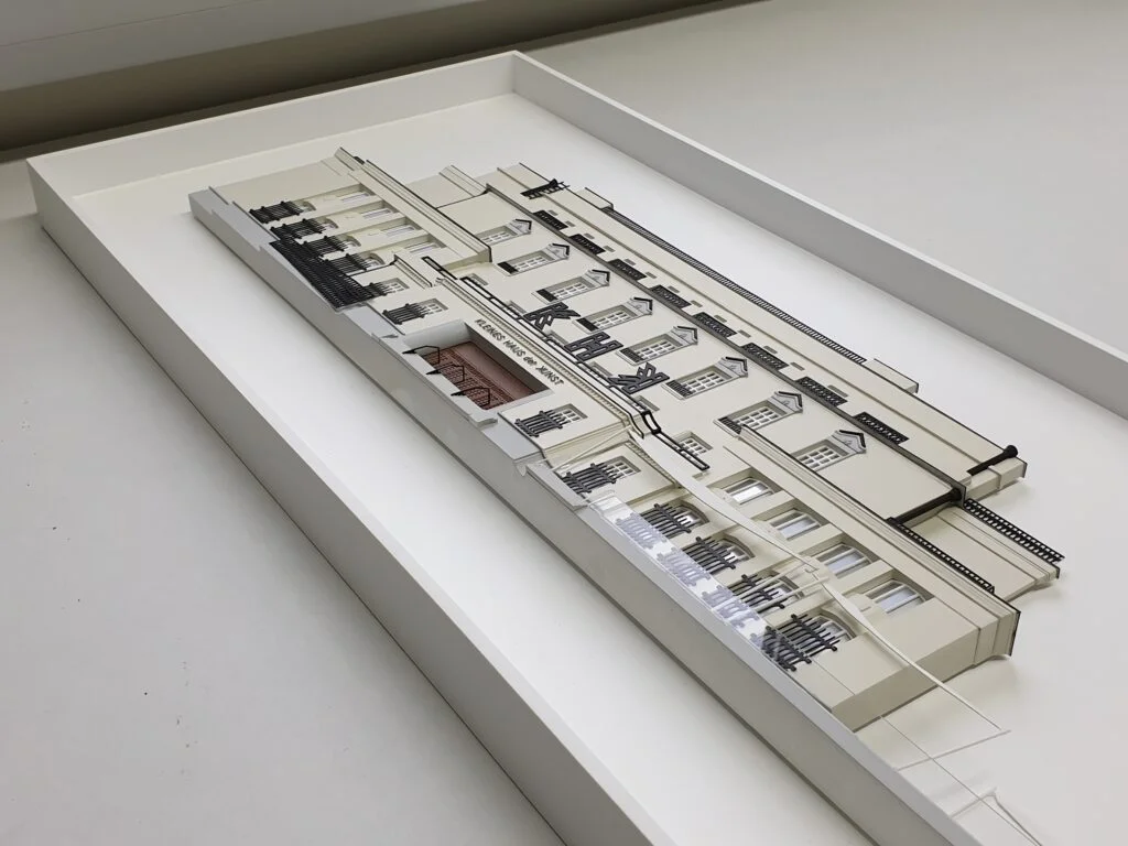 Geschenkidee Architekturmodell – Wiener Wohnhausfassade als 3D-Relief in eleganter weißer Präsentationsbox.