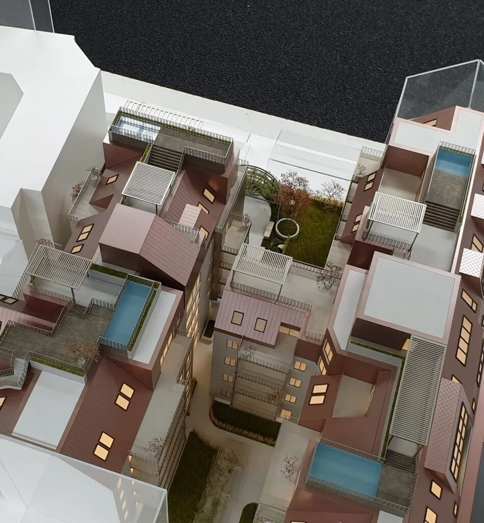 Architekturmodell 1:50/1:75 – Wohnanlage mit Dachterrassen, Pools, begrünten Innenhöfen und urbanem Kontext.