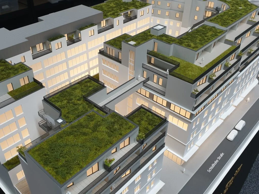 Architekturmodell Wohnanlage Wien – Immobilienmodell mit Beleuchtung, begrünten Dachflächen, Terrassen und realistischen Details.