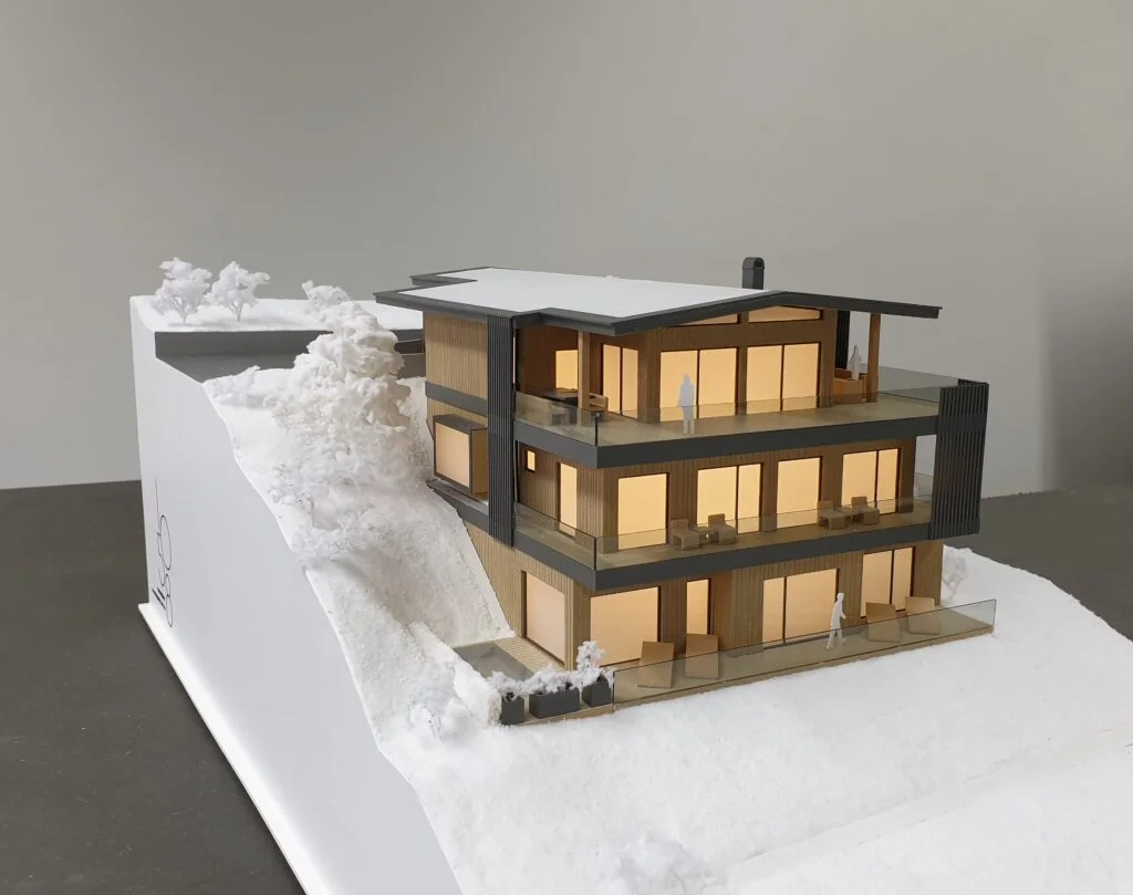 Architekturmodell Chalet – detailreiches Berghaus mit Holzfassade, Terrassen, Schneelandschaft und integrierter Beleuchtung.