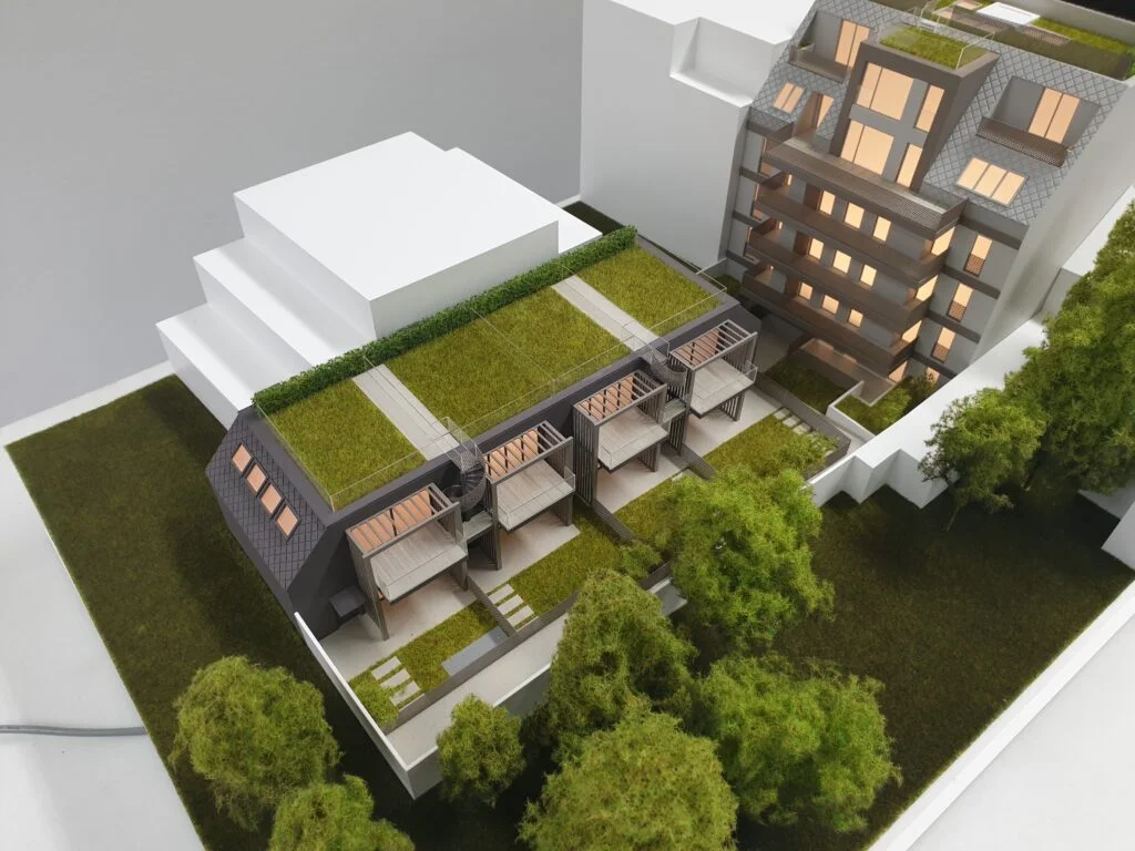 Architekturmodell Wohnanlage mit Dachbegrünung, Terrassen und Innenhofgestaltung.