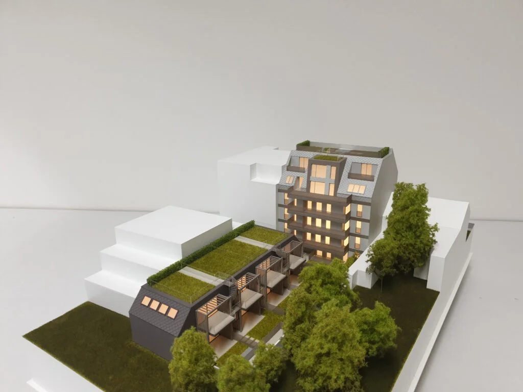 Architekturmodell Wohnanlage – Immobilienmodell mit Beleuchtung, Reihenhäusern, Balkonen und begrünten Dachflächen.