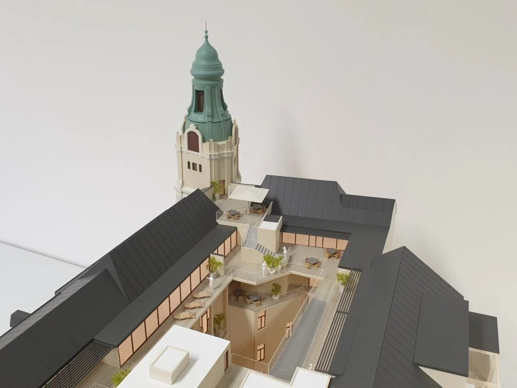 Architekturmodell historisches Gebäude mit modernem Dachausbau, Terrassen und Innenhof.