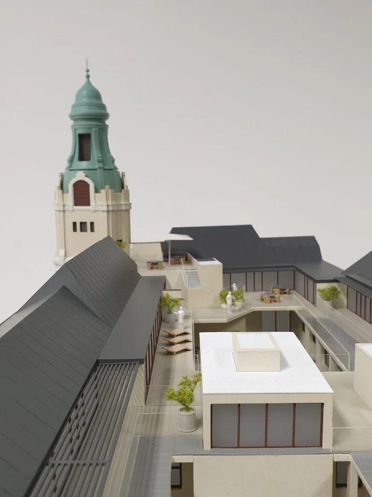 Verkaufsmodell Dachausbau mit Terrassen und Blick auf Kirchturm – hochwertiges Immobilienmodell für Präsentationen.