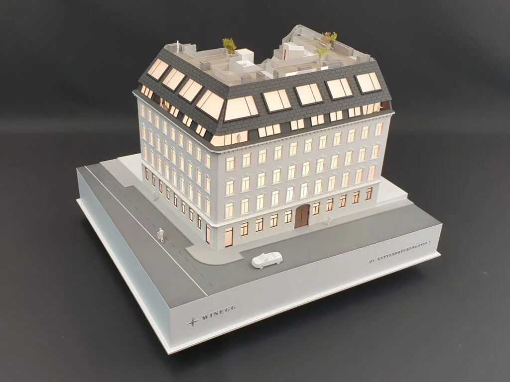 Architekturmodell Altbau Wien – detailreiches Immobilienmodell mit Beleuchtung, historischer Fassade und Dachausbau.