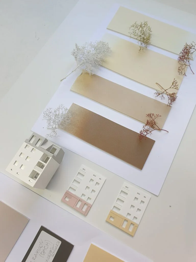 Bemusterungsmodell mit Fassadenfarbmustern und Miniaturfassaden – Material- und Farbkonzept für Architekturprojekte.