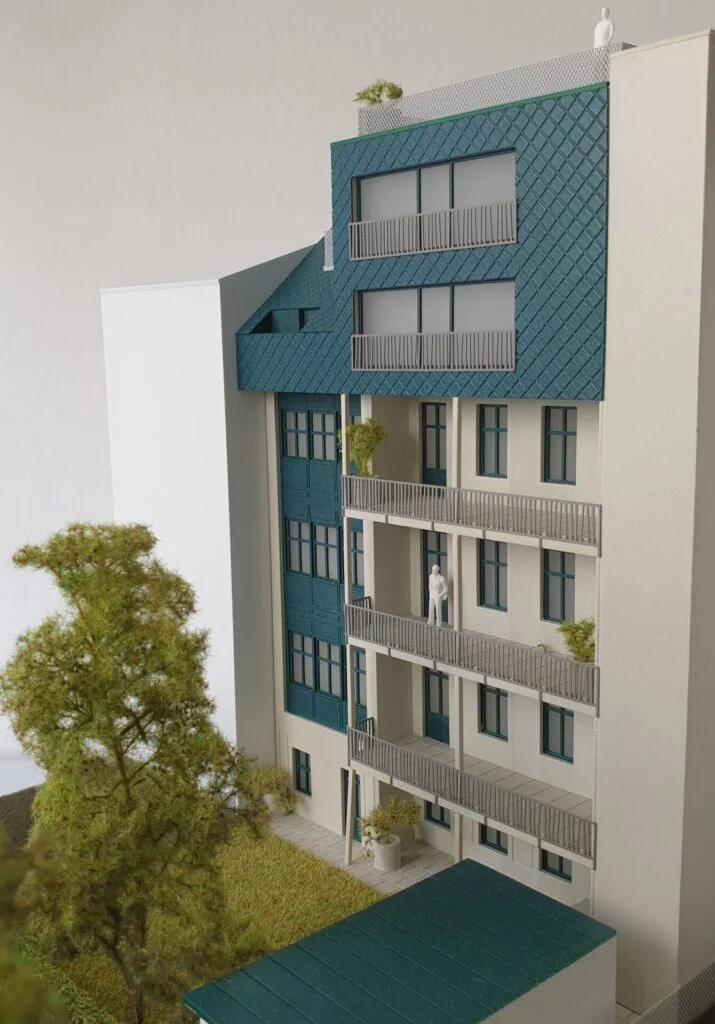 Verkaufsmodell Wohnhaus mit Balkonen und modernem Dachausbau – hochwertiges Immobilienmodell für Präsentationen.