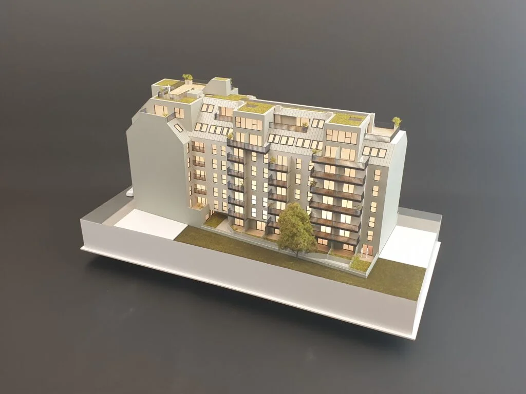 Architekturmodell Wohnhaus Wien – Immobilienmodell mit Beleuchtung, Balkonen, Dachterrassen und realistischen Außenanlagen.