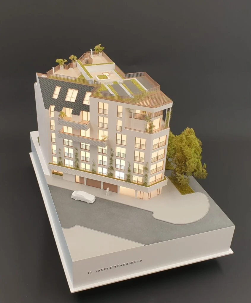 Verkaufsmodell Wohnhaus Sandelitengasse mit Dachterrassen, Begrünung und Fassadendetails – Immobilienmodell für Präsentationen.