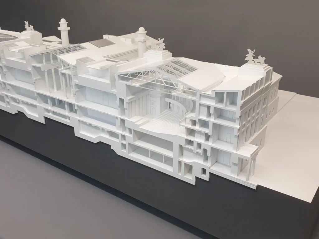 Architekturmodell Opernhaus – Querschnitt mit Innenräumen, Dachkonstruktion und Fassadendetails für Präsentationen und Wettbewerbe.