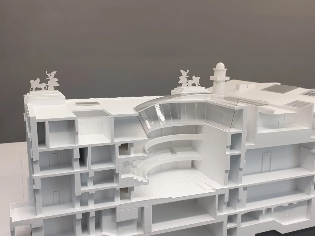 Architektur-Schnittmodell mit historischer Fassade, Glaskuppel und detailliertem Innenraum.