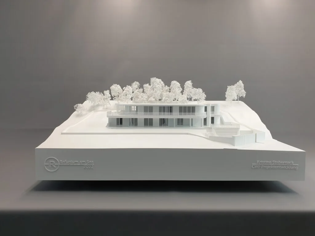Homogenes Architekturmodell – moderne Villa am Hang mit Terrassen, klaren Volumen und abstrahierter Vegetation.