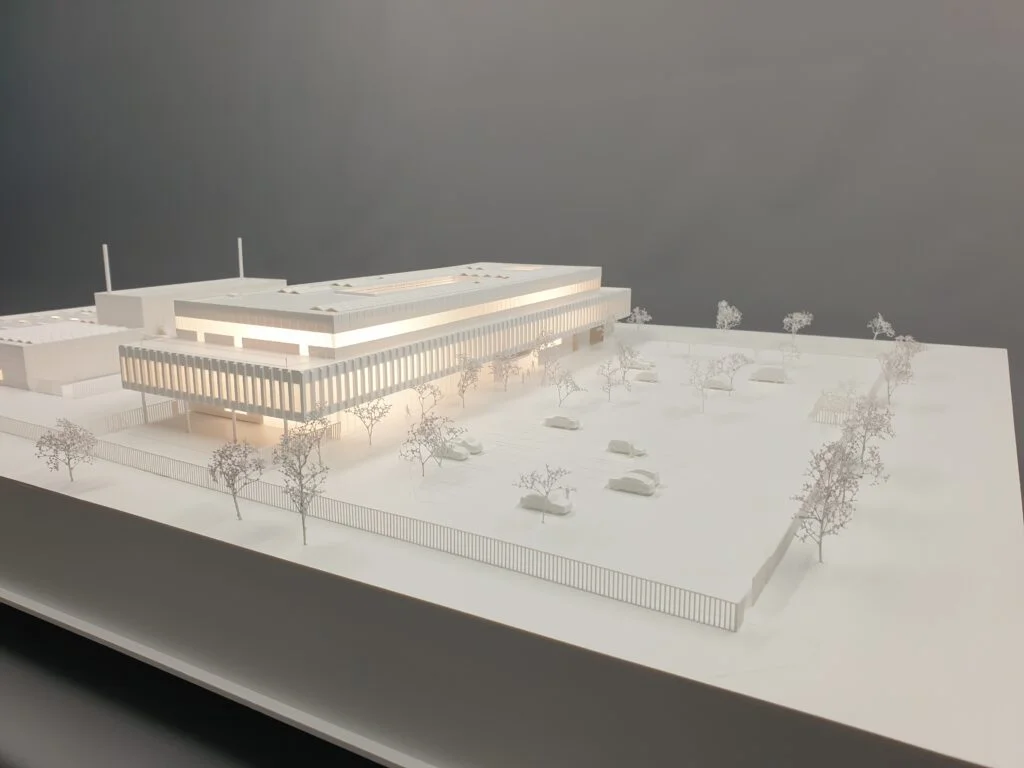 Industrie- und Fabrikmodell – detailreiches Architekturmodell mit Halle, Parkplatz, Bäumen und LED-Beleuchtung.