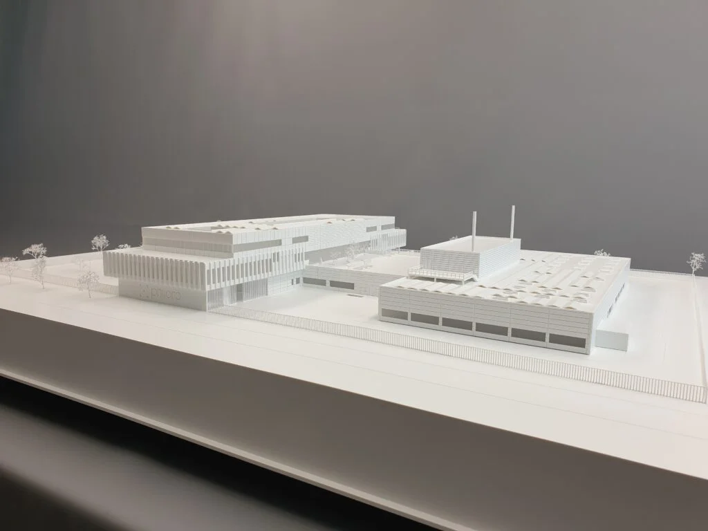 Architekturmodell – Industriegebäude in homogener Darstellung mit Hallen, Verwaltungsbau und abstrahierter Umgebung.