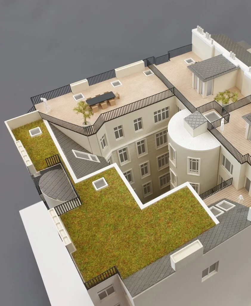 Immobilienmodell 1:200 – saniertes Wohnhaus mit begrünten Dachflächen, großzügigen Terrassen und moderner Detaildarstellung.