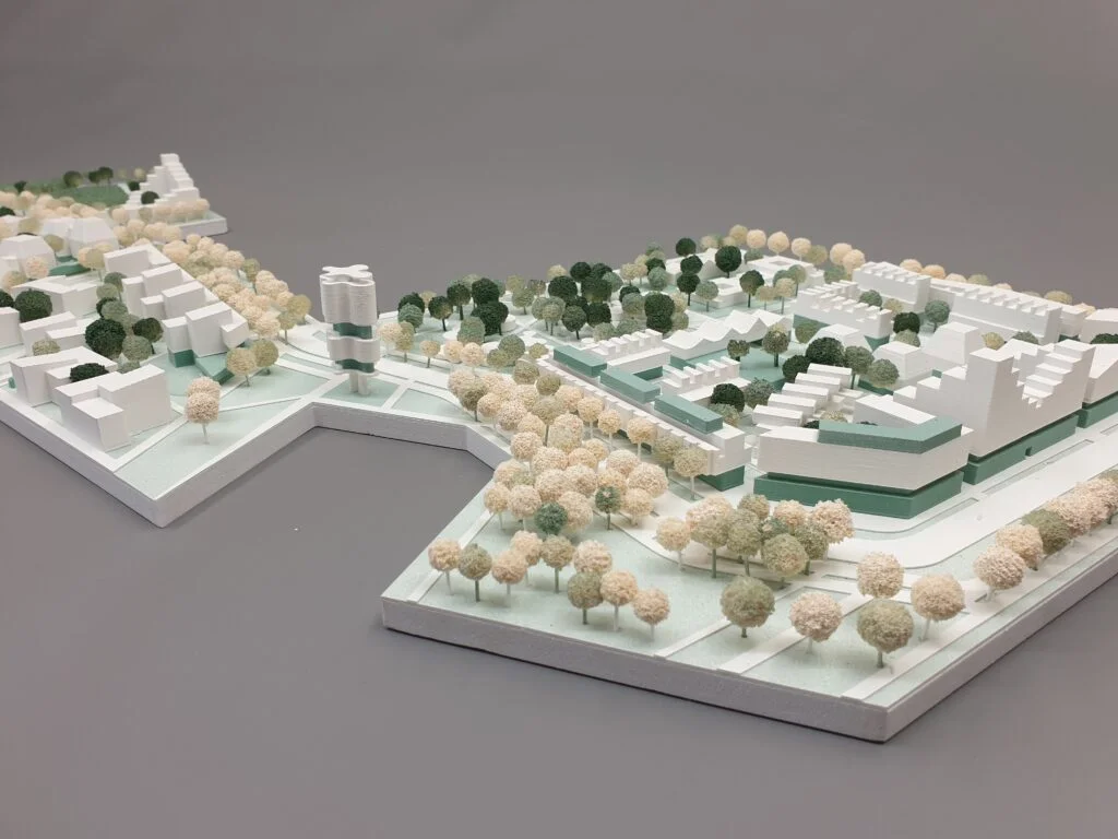 Umgebungsmodell 1:500 – Stadtplanung mit Gebäuden, Straßen und vielen Grünflächen, Wettbewerbsmodell.