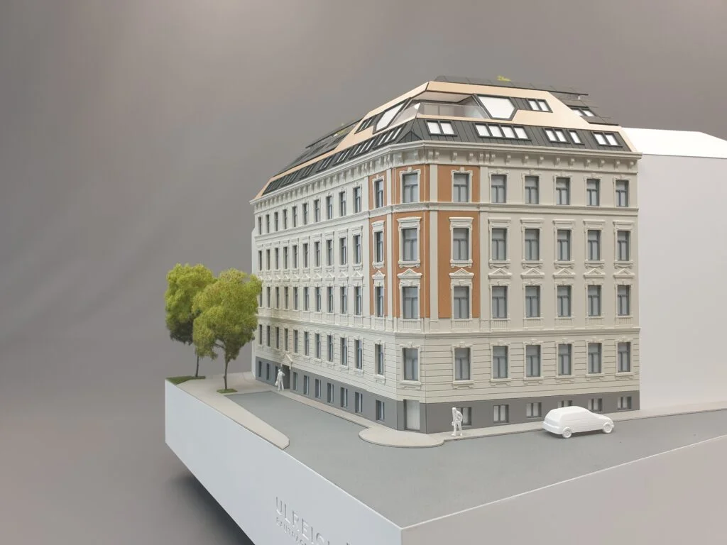Architekturmodell Altbau – sanierte Fassade mit historischer Gliederung, Dachgeschossausbau mit moderner Architektur und begrünten Elementen.