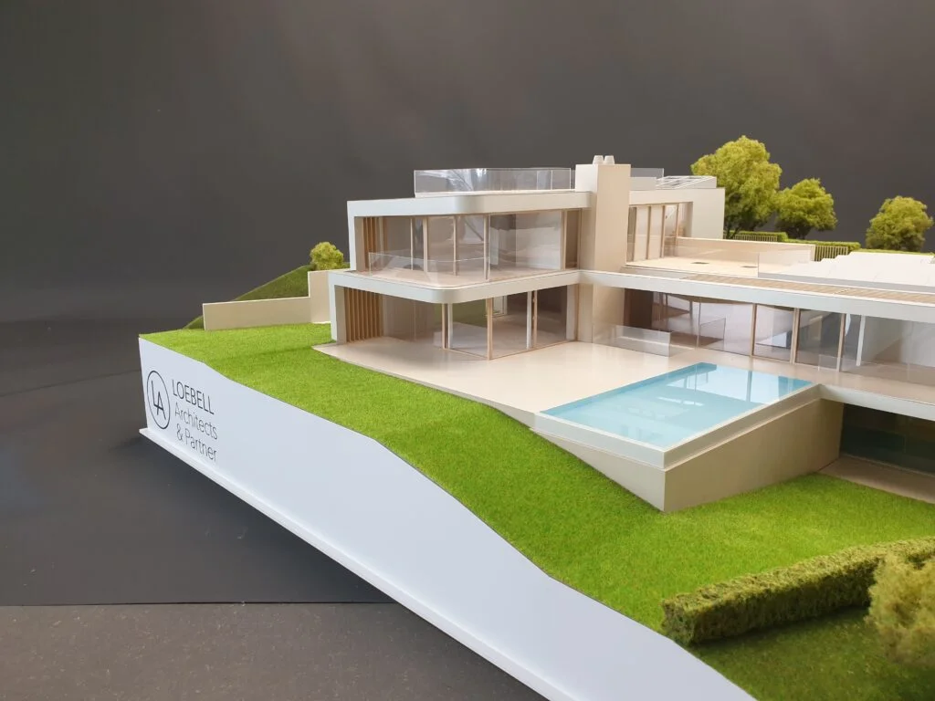 Architekturmodell 1:50 – moderne Villa mit Pool, Glasfronten, Terrassen und Gartenanlage.
