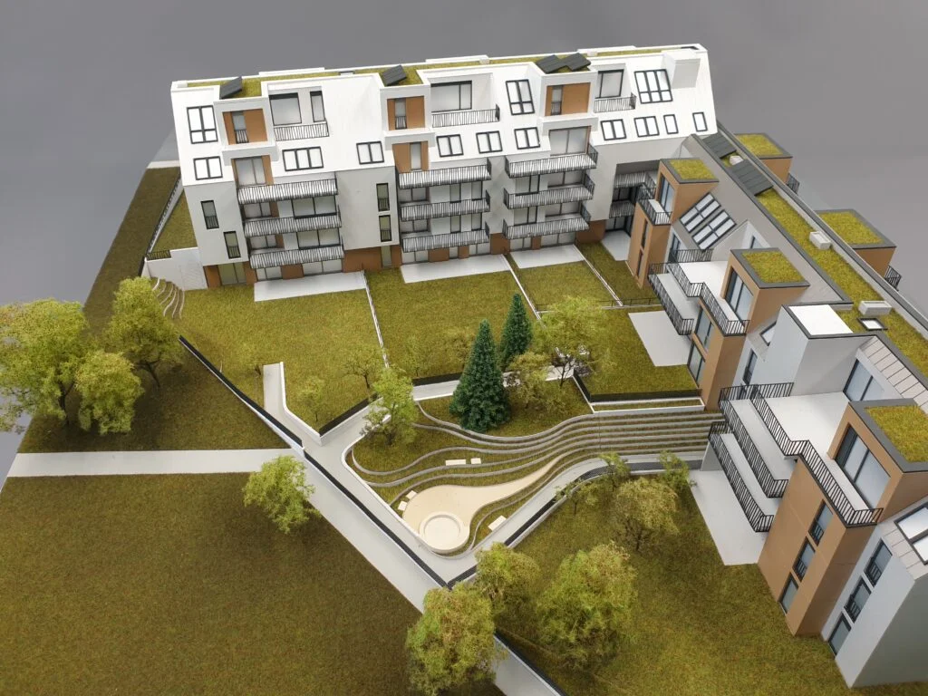 Verkaufsmodell Wohnanlage mit Innenhof, Terrassen und Begrünung – detailgetreues Immobilienmodell für Präsentationen.