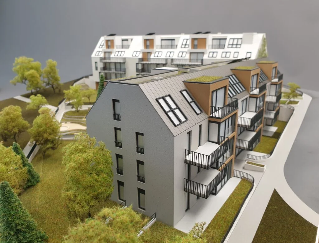 Verkaufsmodell einer Wohnanlage mit Balkonen, Holzelementen und begrünten Dachflächen – detailgetreues Immobilienmodell für den Verkauf.