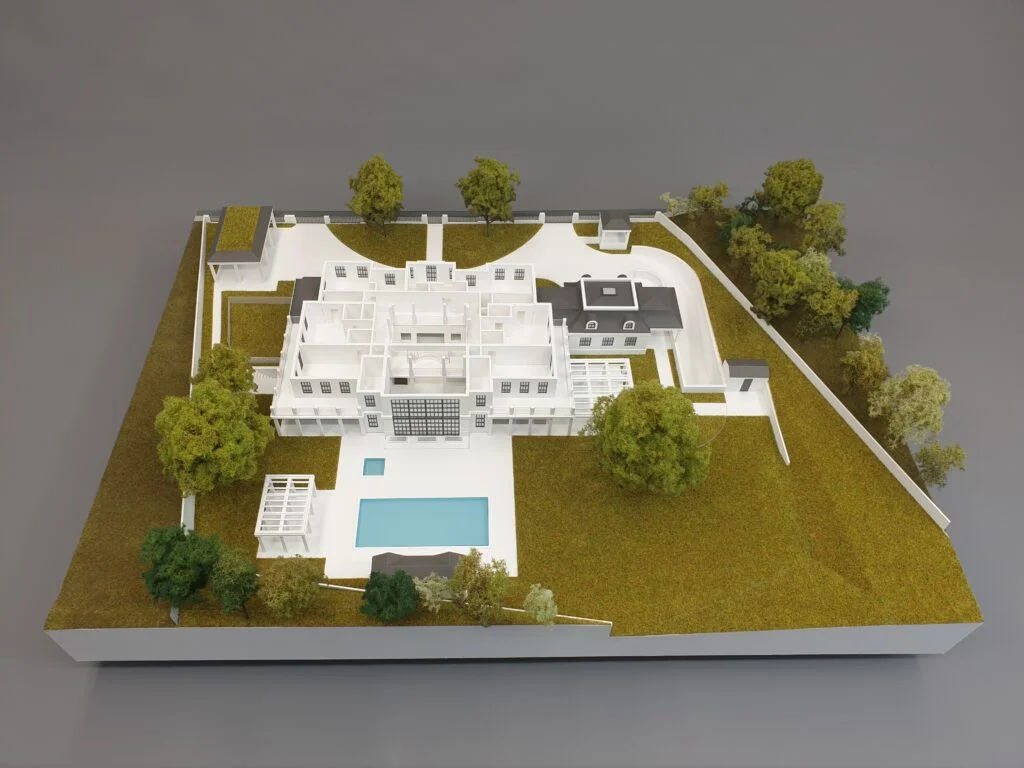 Architekturmodell mit offenen Elementen – Villa mit sichtbaren Innenräumen, Garten und Pool.