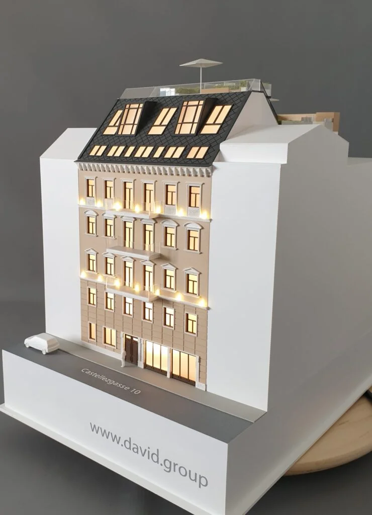 Architekturmodell Altbau Wien – Immobilienmodell mit Beleuchtung, sanierter Fassade, Dachterrassen und modernen Details.