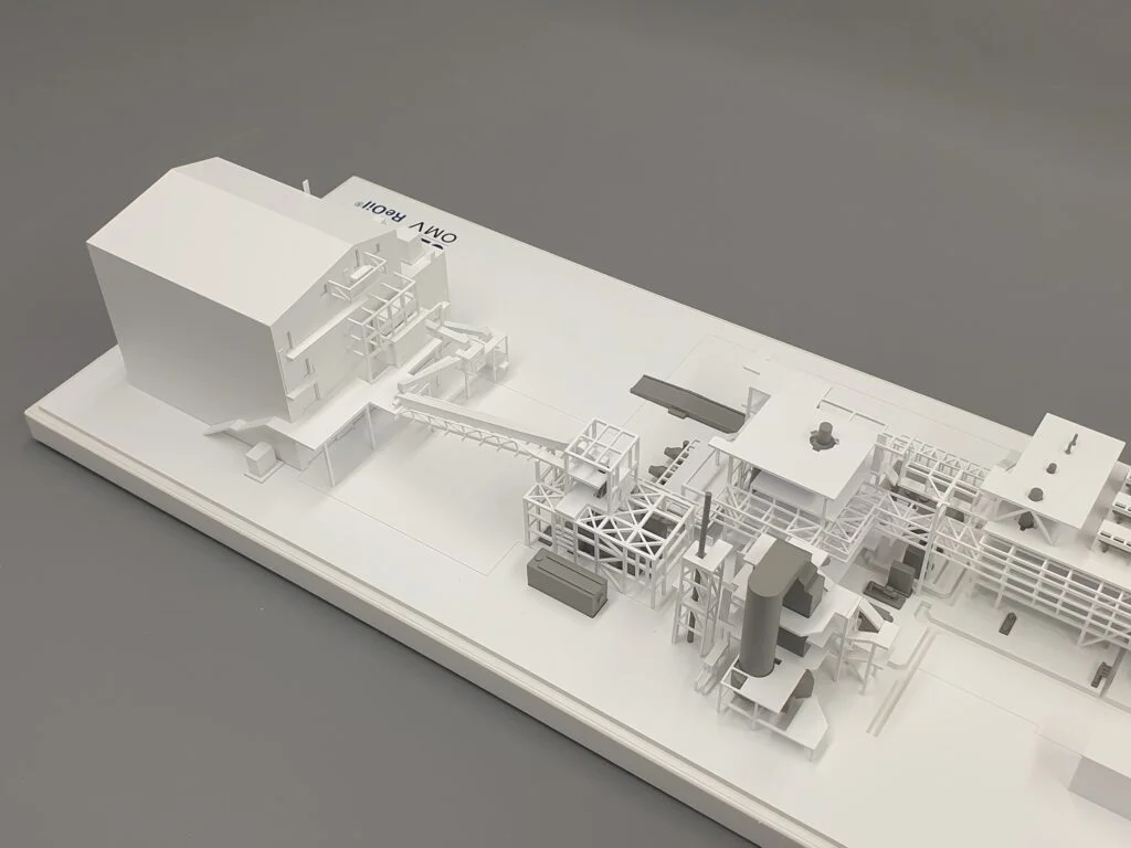 Architekturmodell – Industrieanlage in homogener Darstellung mit Hallen, Förderanlagen und abstrahierter Umgebung.