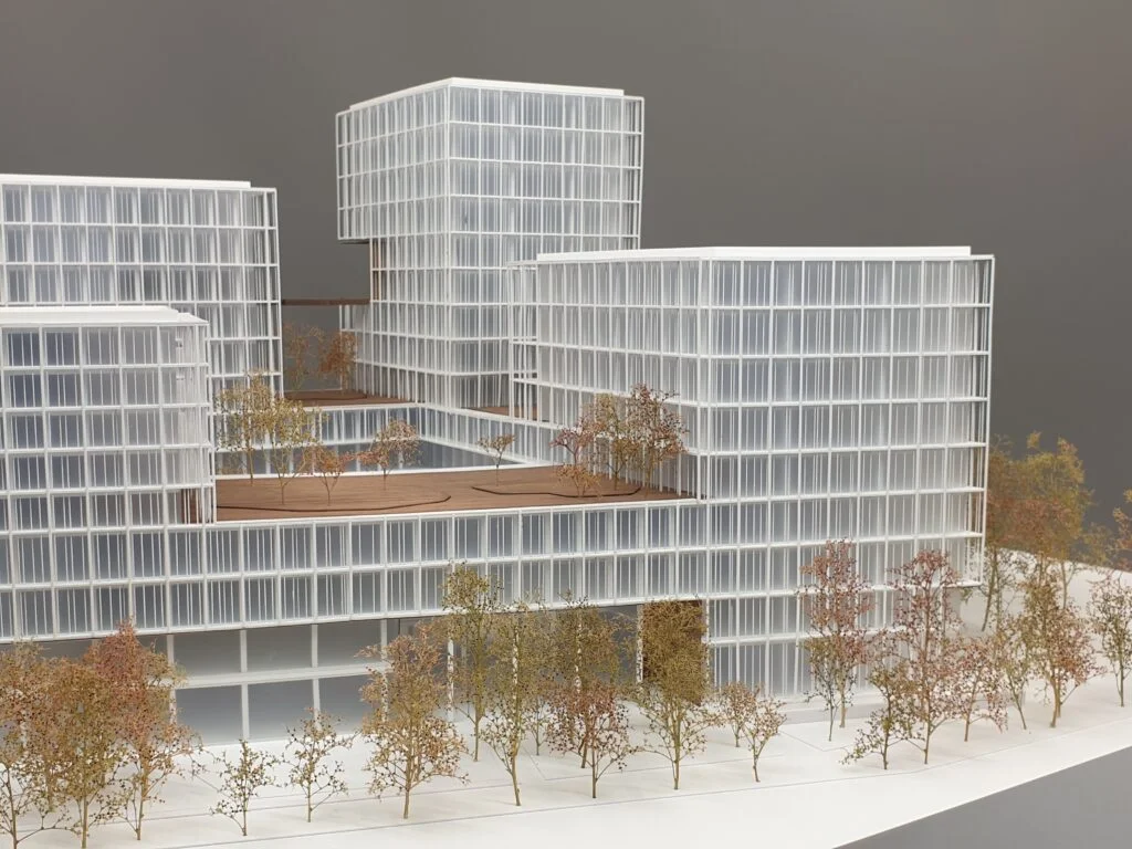 Architekturmodell Bürokomplex 1:200 – Hochhäuser mit Glasfassaden, Innenhöfen, Bäumen und Terrassengestaltung aus Holz.
