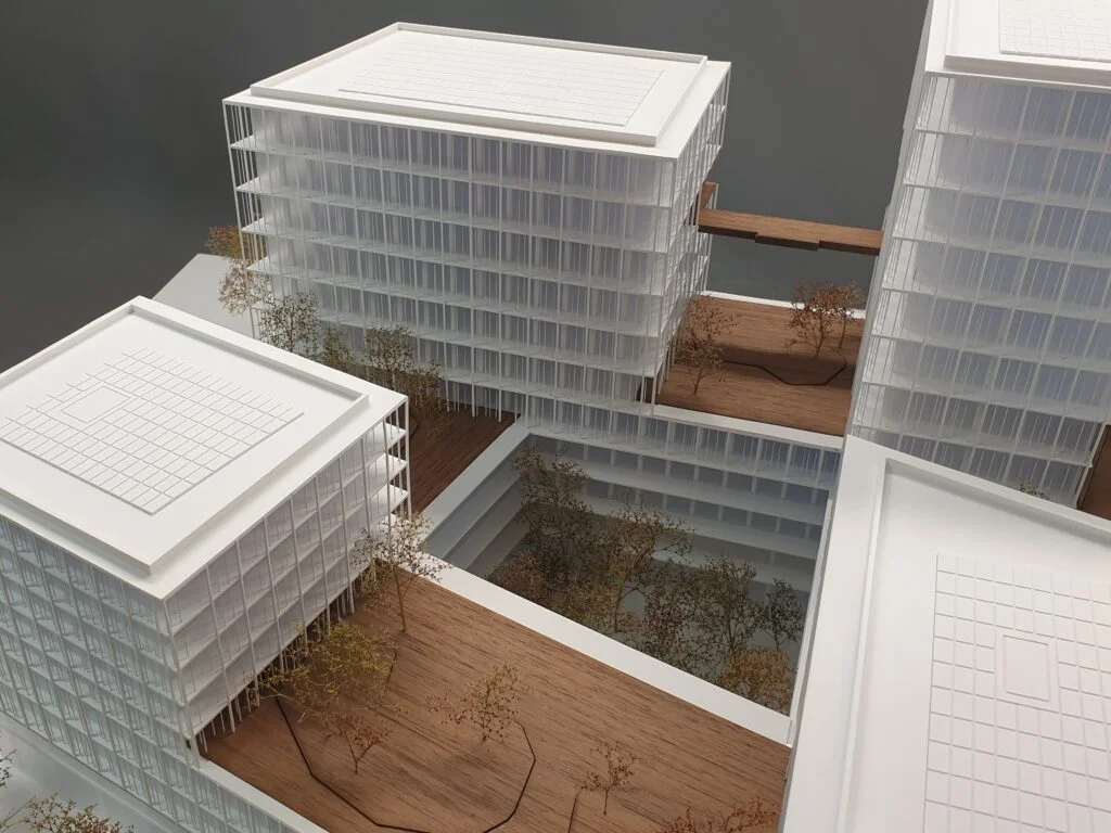 Architekturmodell aus Holz und Acryl – Bürogebäude mit Innenhöfen, Brücken und Begrünu