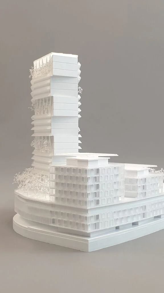 Wettbewerbsmodell 1:500 – Hochhaus mit Wohnkomplex, Terrassen, Fassadendetails und Begrünung
