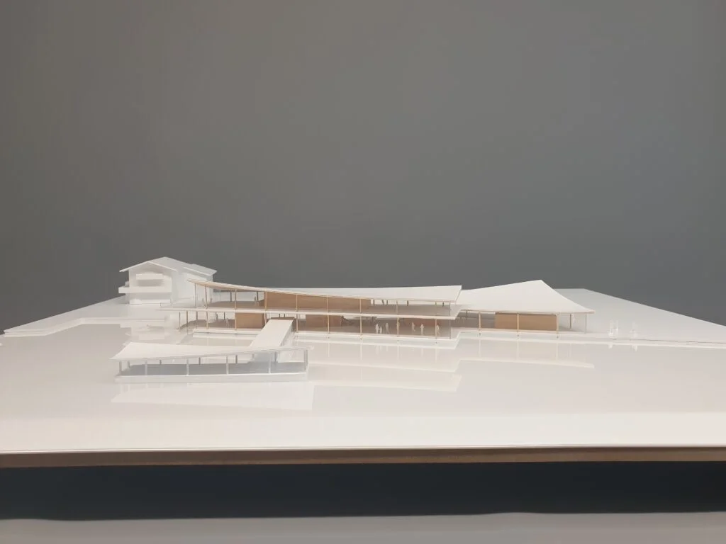 Architekturmodell Pavillon 1:200 – Wettbewerbsmodell in Weiß mit klaren Strukturen und Holzelementen für realistische Wirkung.