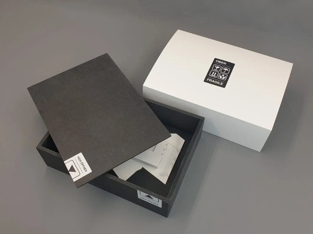 Architekturmodell in Transportbox mit zusätzlichem weißen Schutzkarton – sichere Verpackung für fragile Modelle.