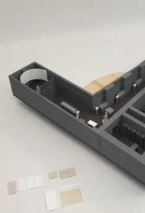 Architekturmodell – Innenraummodell mit Grundrissdarstellung, Treppenhaus und abstrahierten Möbelelementen.
