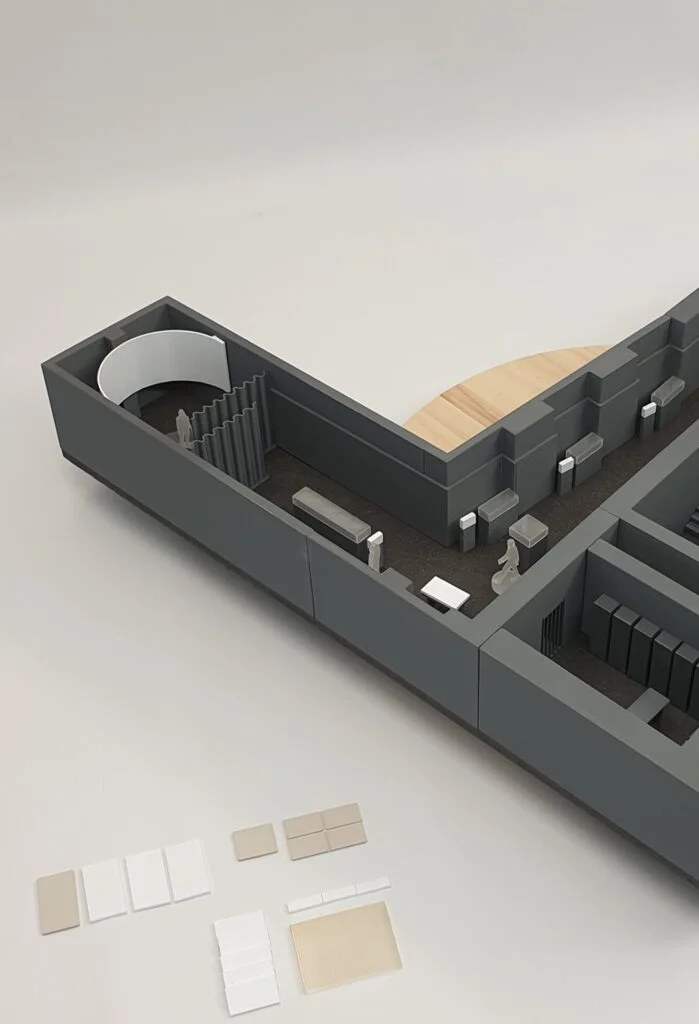 Architekturmodell – Innenraummodell mit Grundrissdarstellung, Treppenhaus und abstrahierten Möbelelementen.