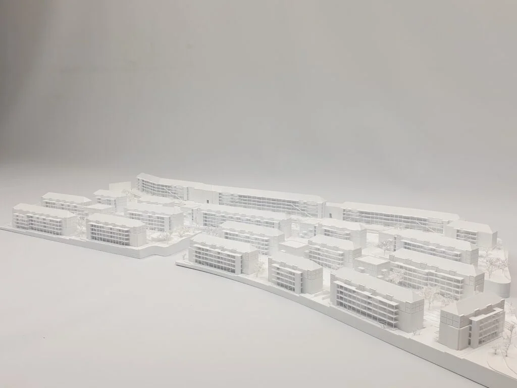 Architekturmodell im Maßstab 1:500 – Wettbewerbsmodell einer Wohnsiedlung mit linearer Anordnung von Gebäuden und harmonischer Freiraumgestaltung.