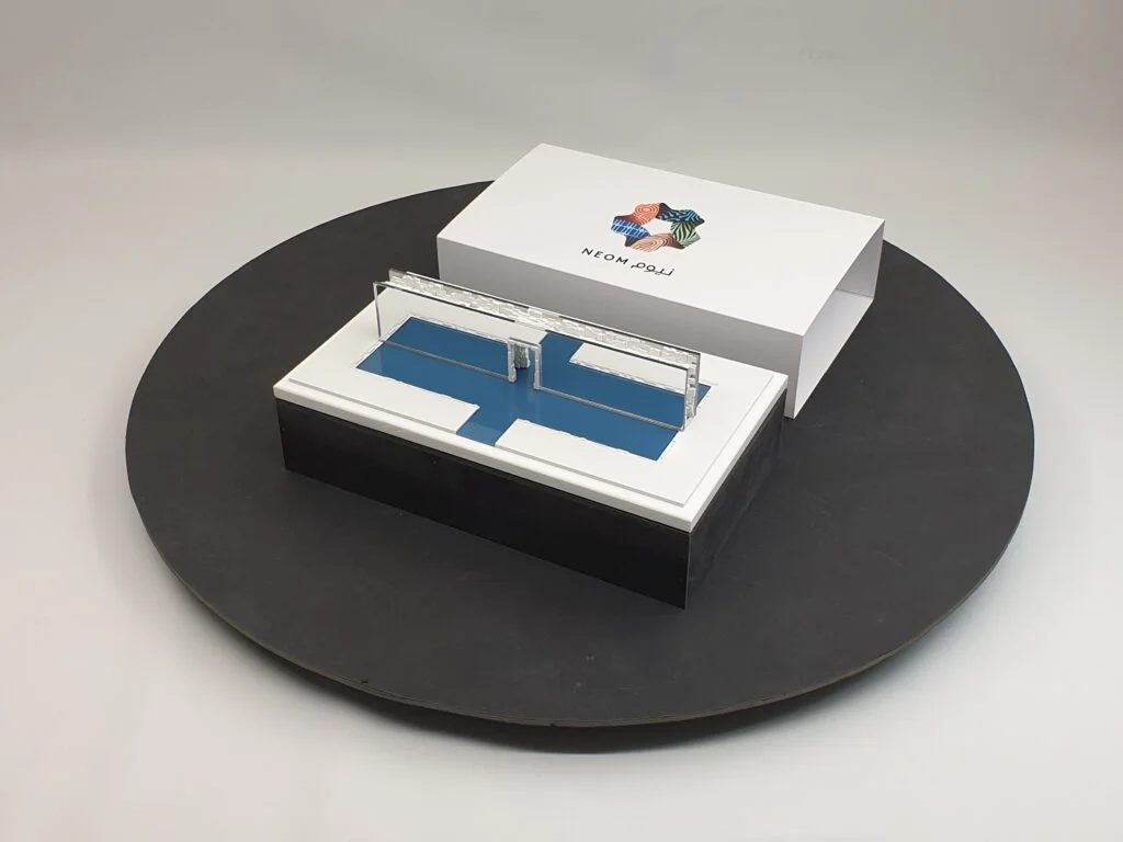 Geschenkmodell NEOM – Architekturmodell mit Acrylstruktur und Wasserfläche in hochwertiger Präsentationsbox.