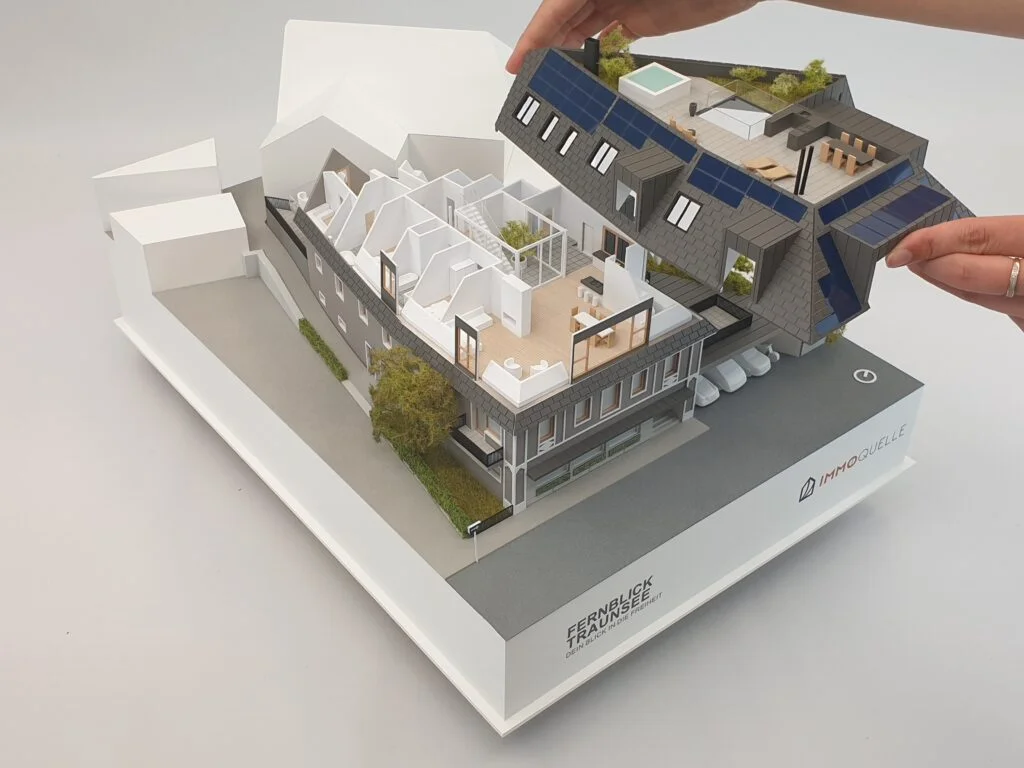 Architekturmodell Wohnhaus – abnehmbares Dach mit Terrasse, Pool, Begrünung und Solarpaneelen für nachhaltiges Wohnen.