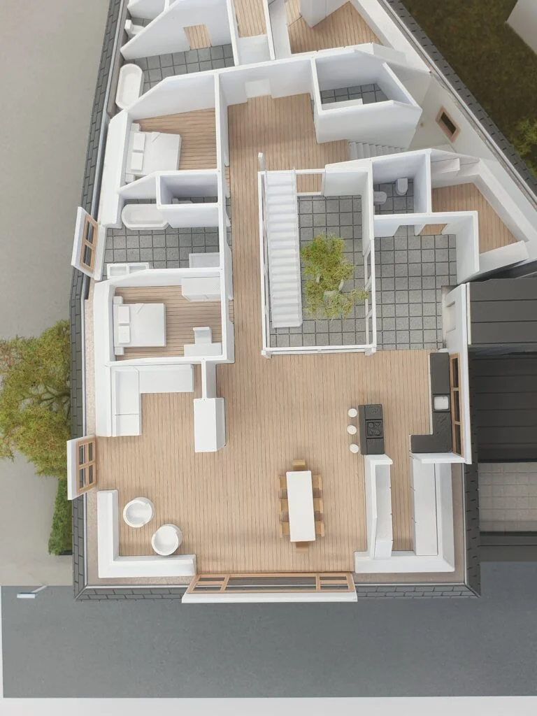 Innenarchitekturmodell einer Wohnung – Grundriss mit offener Küche, Essbereich, Wohnzimmer und Holzfußboden.