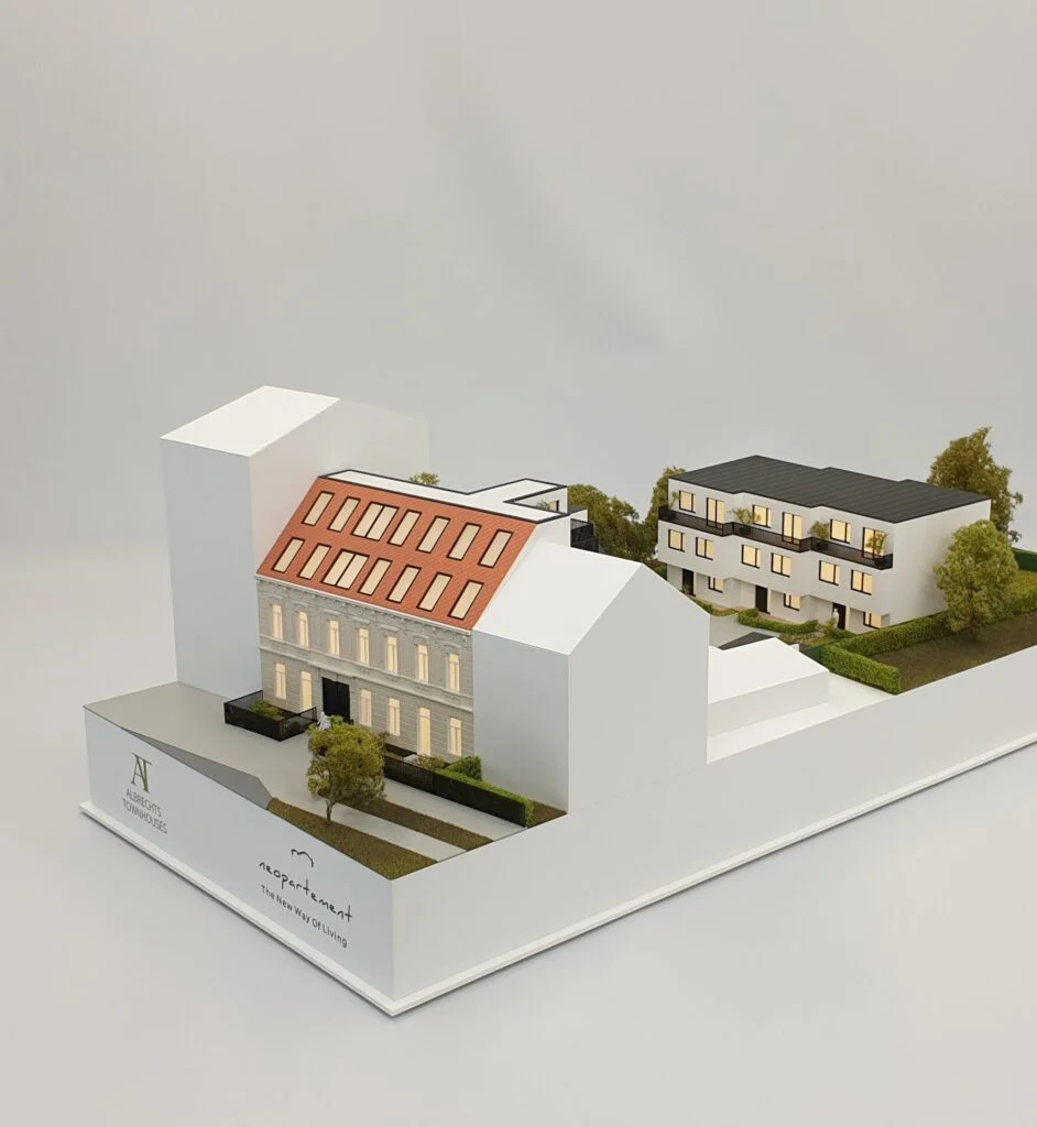 Verkaufsmodell einer Wohnhausanlage – detailreich gestaltetes Architekturmodell mit Terrassen, Pool und Begrünung in Hanglage.
