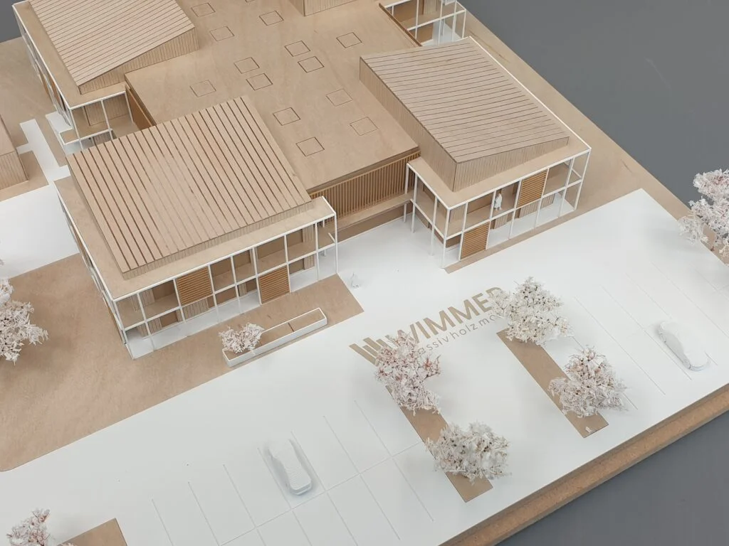 Architekturmodell aus Holz und Acryl – Gewerbebau mit klarer Fassadengestaltung, Dächern und Parkplatz