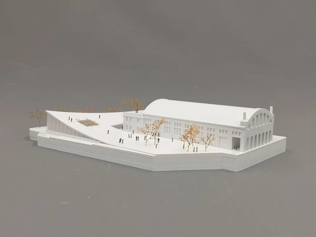 Wettbewerbsmodell 1:500 – Halle mit modernem Anbau, Dachbegrünung und klarer Stadtraumgestaltung.