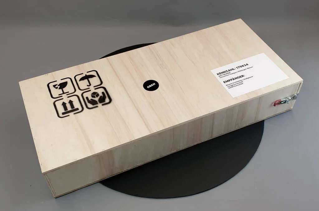 Architekturmodell in stabiler Holzkiste mit Markierungen – sichere und zoll-konforme Verpackung für Transport weltweit.