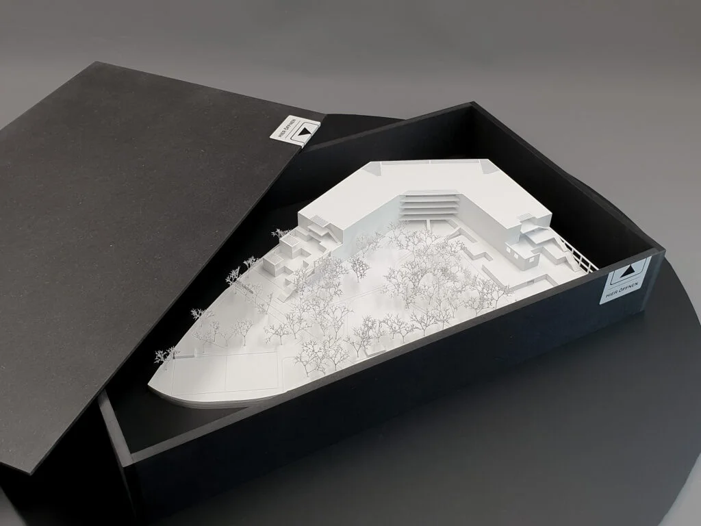 Architekturmodell in schwarzer Transportbox – sichere Verpackung und Schutz für Wettbewerbs- und Präsentationsmodelle.